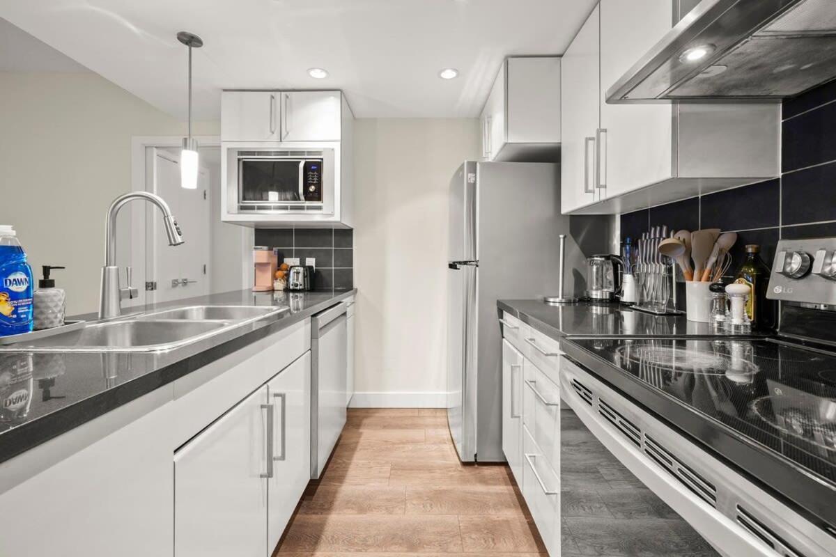 Dazzling Condo By Stadium Downtown With Free Parking Vancouver Buitenkant foto